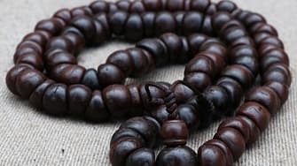 12 mm Om Mani Padme Hum Carved Bodhi Seed 108 Beads Mala: Buy 12 mm Om Mani  Padme Hum Carved Bodhi Seed 108 Beads Mala Online - Himalayan Mart